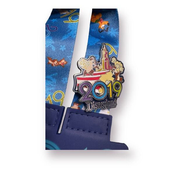 Disney Parks 2019 Mickey Mouse Friends Gray/Blue Reversible Pin Lanyard w/ Pins! - Picture 4 of 9